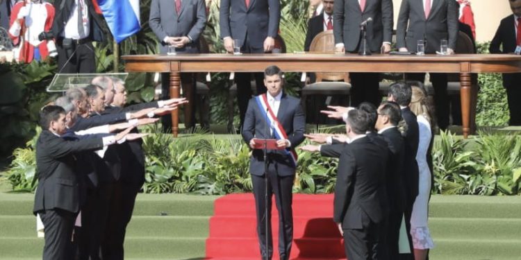 Los 17 ministros que componen el gabinete de Santiago Peña han jurado