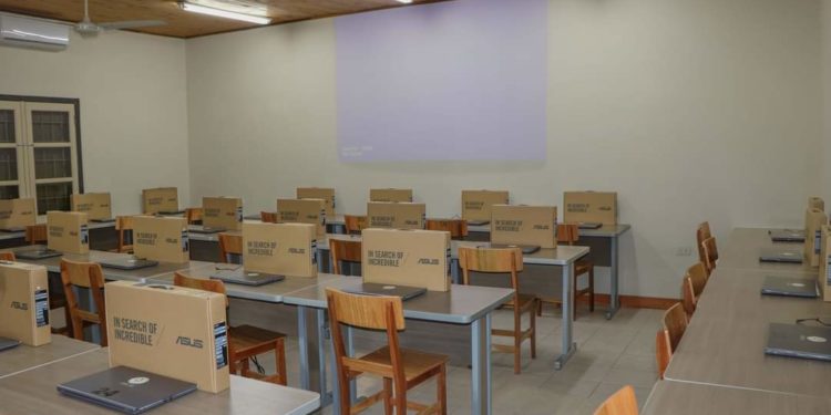 Cooperativa Fernheim donó notebooks a sala de informática de la Escuela 1° de Mayo Cooperativa Fernheim donó notebooks a sala de informática de la Escuela 1° de Mayo