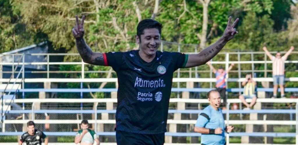 ¡Golazo de un ex Olimpia! José Montiel convirtió desde media cancha en el Nacional B ¡Golazo de un ex Olimpia! José Montiel convirtió desde media cancha en el Nacional B