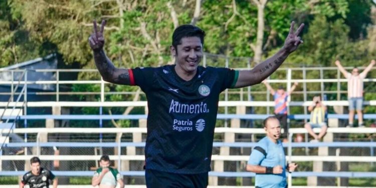 ¡Golazo de un ex Olimpia! José Montiel convirtió desde media cancha en el Nacional B ¡Golazo de un ex Olimpia! José Montiel convirtió desde media cancha en el Nacional B