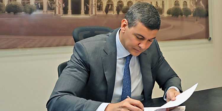 Santiago Peña promulga ley que crea el Ministerio de Economía y Finanzas Santiago Peña promulga ley que crea el Ministerio de Economía y Finanzas