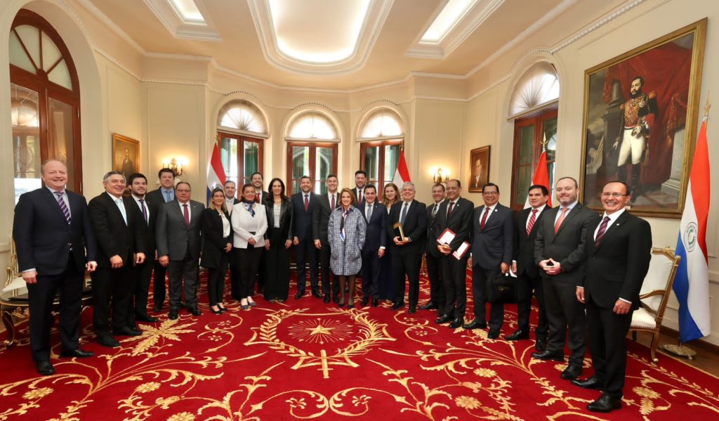 Presidente insta a ministros a ganar la confianza ciudadana con trabajo