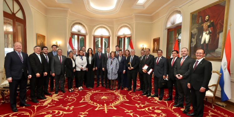 Presidente insta a ministros a ganar la confianza ciudadana con trabajo