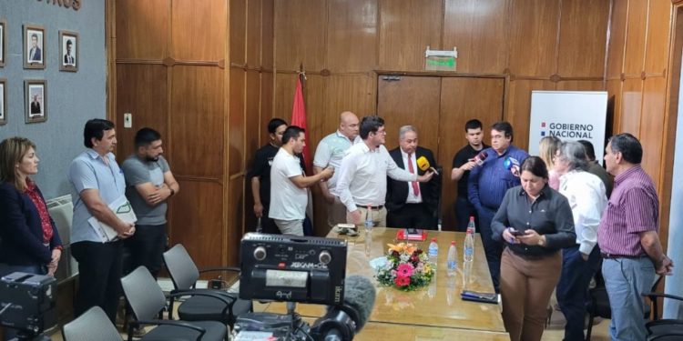 MOPC escuchó reclamo y analizará propuesta planteada por camioneros en reunión MOPC escuchó reclamo y analizará propuesta planteada por camioneros en reunión