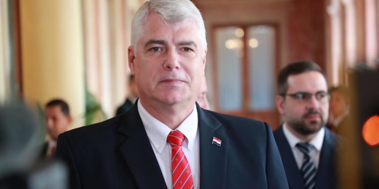 Wiens renunció a su cargo como Consejero de Itaipú Binacional Wiens renunció a su cargo como Consejero de Itaipú Binacional