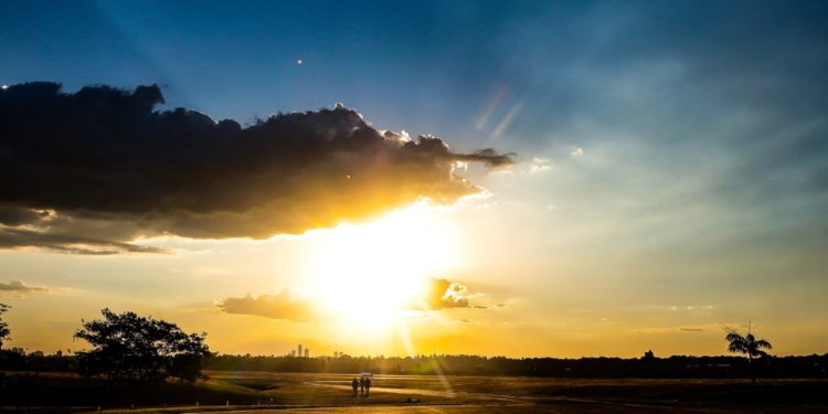Jueves cálido a caluroso con lluvias dispersas para el final de la jornada