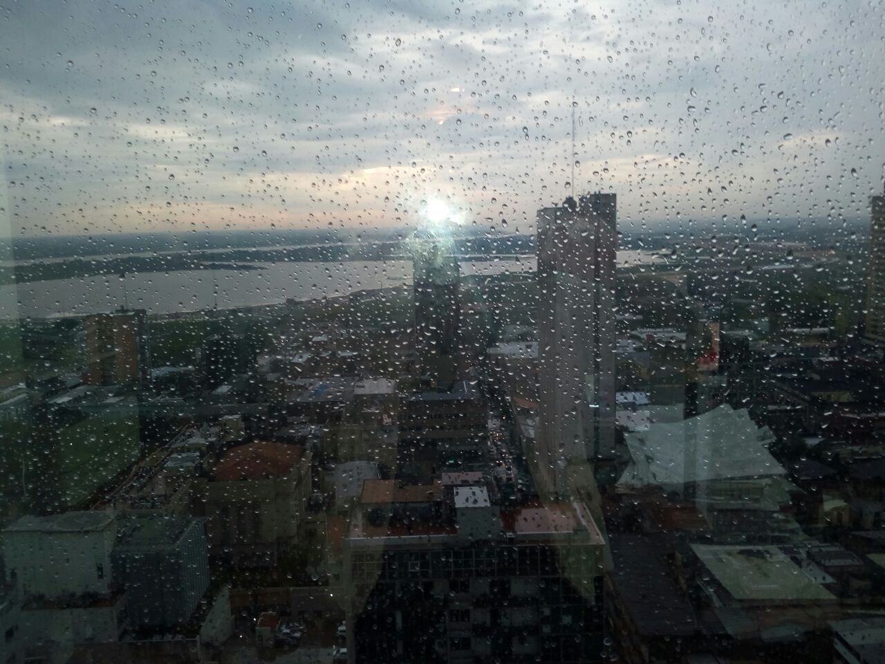 Sábado con lloviznas y lluvias dispersas