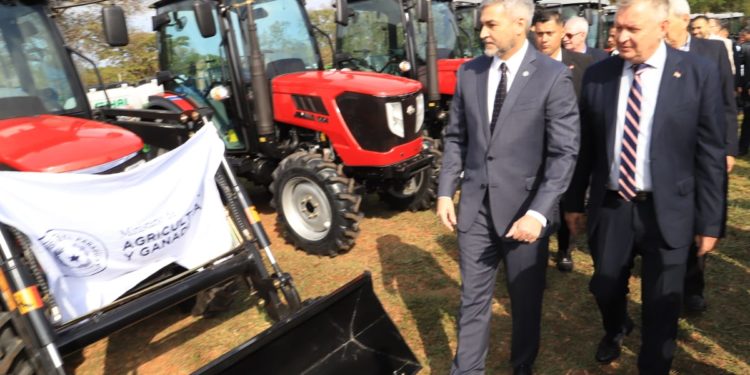 Gobierno benefició a escuelas agrícolas de Central con maquinarias