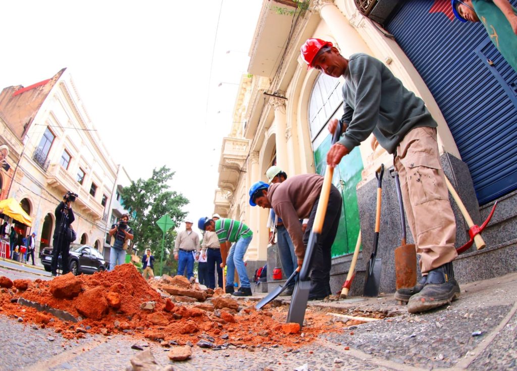 Iniciaron excavaciones en calle Palma para el cableado subterráneo