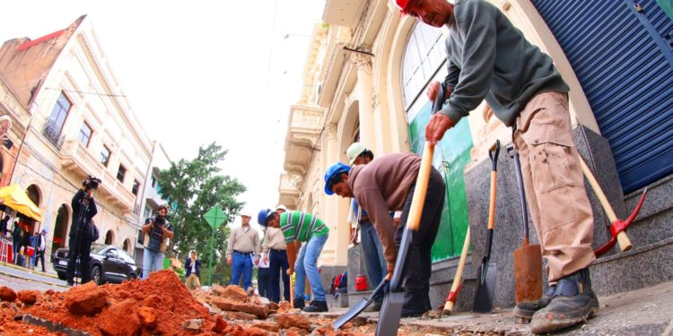 Iniciaron excavaciones en calle Palma para el cableado subterráneo