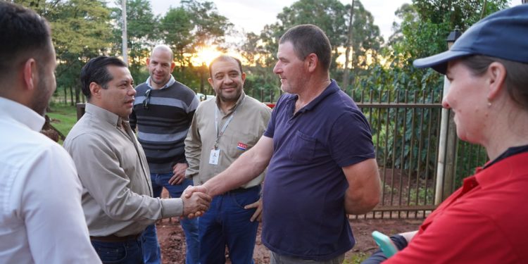 Presidente de la ANDE se comprometió en mejorar el suministro eléctrico en María Auxiliadora