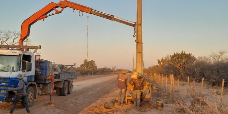 ANDE avanza en un 70 % la construcción de la línea de media tensión que beneficiará a varias comunidades indígenas del Chaco