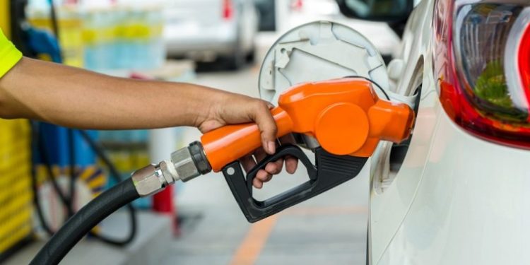 Emblemas Privados retroceden en la reducción de precios de combustibles