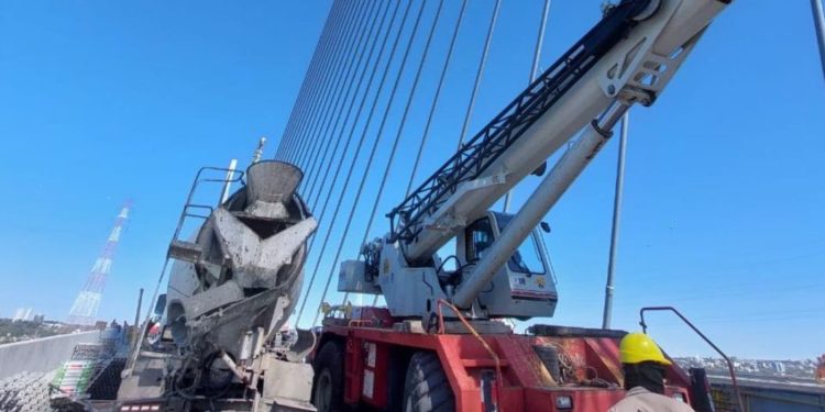 Trabajan en la instalación de los separadores de calzada en el Puente Héroes del Chaco