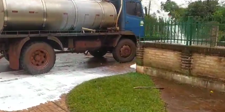 Ante inacción de la ANDE, derraman leche cortada frente a la oficina regional en Itapúa Ante inacción de la ANDE, derraman leche cortada frente a la oficina regional en Itapúa