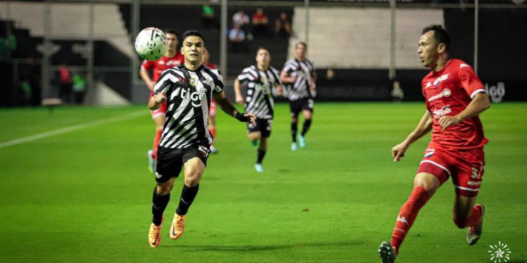 Con el debut de Ariel Galeano, Libertad visita a Nacional en el Arsenio Erico