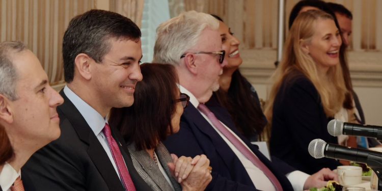 Peña mantuvo encuentros bilaterales y empresariales para exponer los atractivos de Paraguay