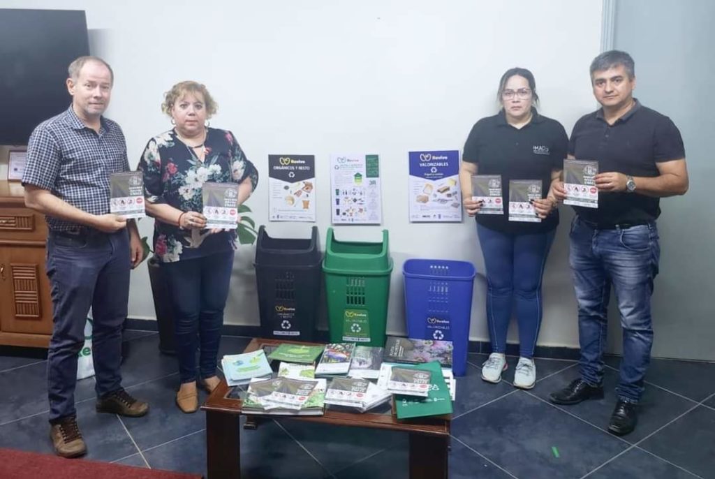 MADES entregó botes para residuos y materiales didácticos a la Gobernación de Boquerón