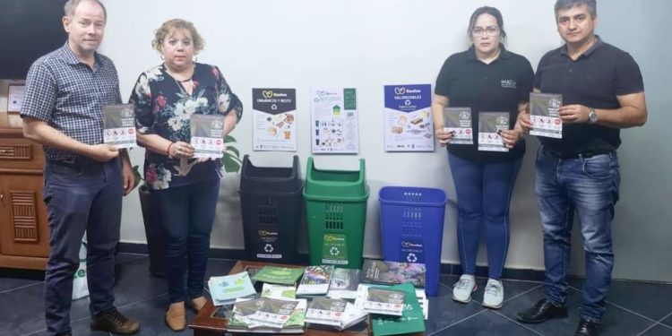MADES entregó botes para residuos y materiales didácticos a la Gobernación de Boquerón