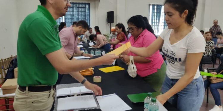 Desembolsan becas universitarias para 769 jóvenes de Ñeembucú y anuncian ampliación del programa a 1.000 estudiantes