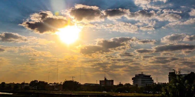 Martes con clima cálido, probabilidad de lluvias y descenso de la temperatura Martes con clima cálido, probabilidad de lluvias y descenso de la temperatura