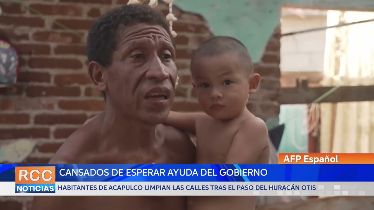 Cansados de esperar habitantes de Acapulco limpian las calles tras el paso de Otis