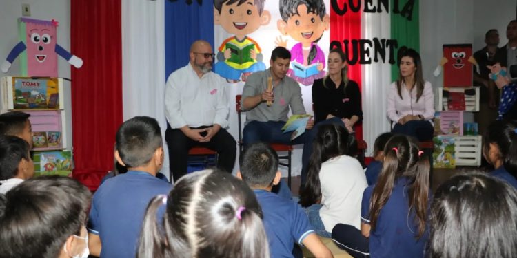 Presidente Peña promueve lectura con niños del nivel básico en Paraguarí Presidente Peña promueve lectura con niños del nivel básico en Paraguarí