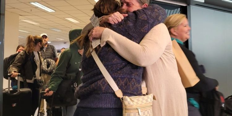 Llegaron al país el primer contingente de paraguayos rescatados de Israel