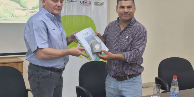 Asociación Colonia Neuland entregó Plan de Desarrollo Sostenible para el Centro de Neuland a la Municipalidad de Boquerón Asociación Colonia Neuland entregó Plan de Desarrollo Sostenible para el Centro de Neuland a la Municipalidad de Boquerón