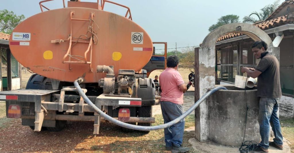 Sigue asistencia a chaqueños con reparación de caminos vecinales y provisión de agua