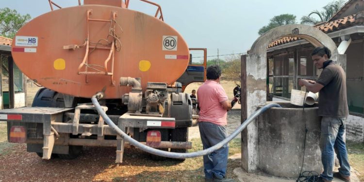 Sigue asistencia a chaqueños con reparación de caminos vecinales y provisión de agua