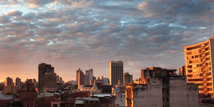 Jueves con ambiente cálido y vientos variables