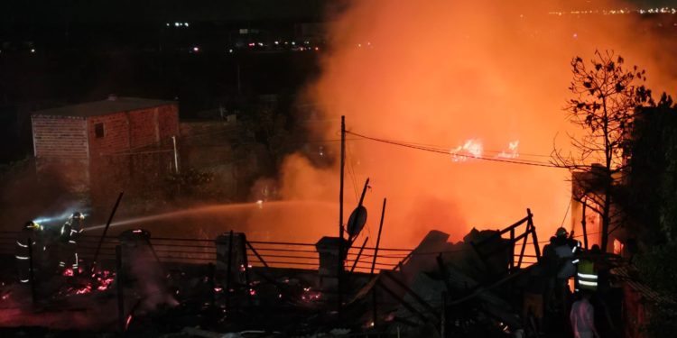 SEN y Salud Pública asisten a familias afectadas por el incendio en la Chacarita