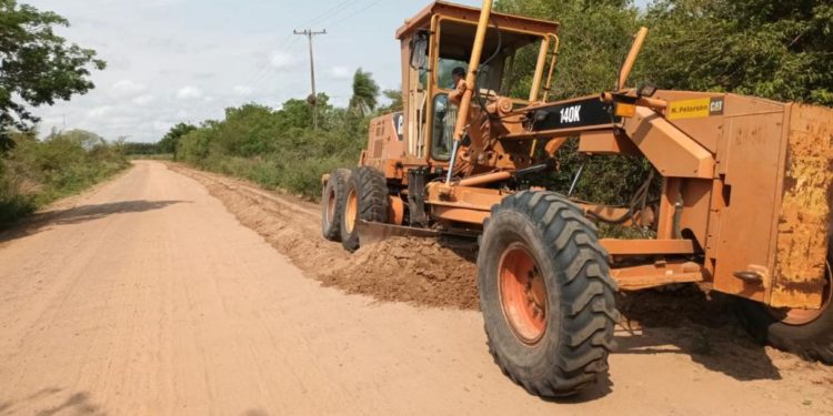 MOPC realiza trabajos de mejoras de caminos vecinales en seis departamentos
