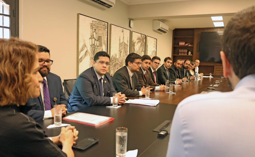 Inician conversaciones entre autoridades y funcionarios desvinculados de Itaipú Binacional