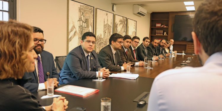 Inician conversaciones entre autoridades y funcionarios desvinculados de Itaipú Binacional