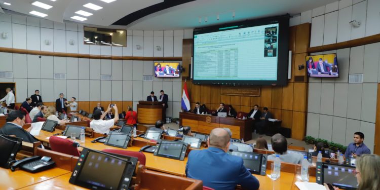 Comisión Bicameral rechaza propuesta de aumento de salarios a legisladores