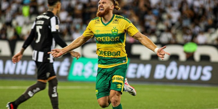 Botafogo, líder del Brasileirao, perdió ante el Cuiabá del paraguayo Isidro Pitta