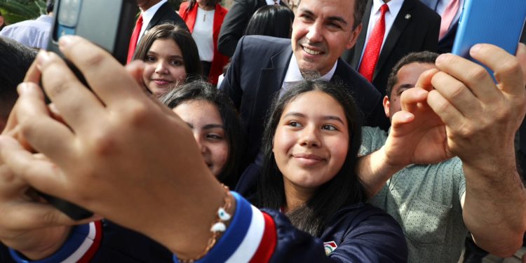 Presidente Peña alentó a los jóvenes a que “no tengan miedo de tener voz crítica”