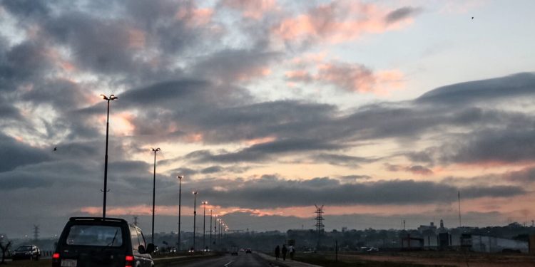 Viernes con ambiente caluroso y lluvias dispersas