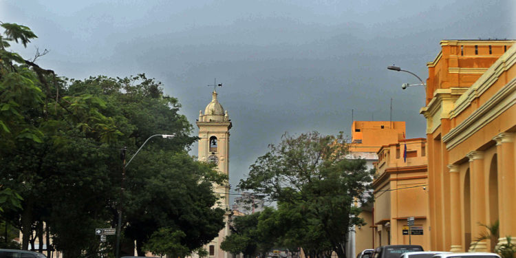 Meteorología anuncia un miércoles caluroso y con lluvias dispersas