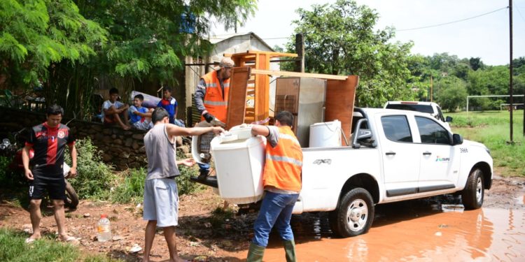 Brigadas de Itaipú evacuaron a unas 60 familias afectadas por las inundaciones