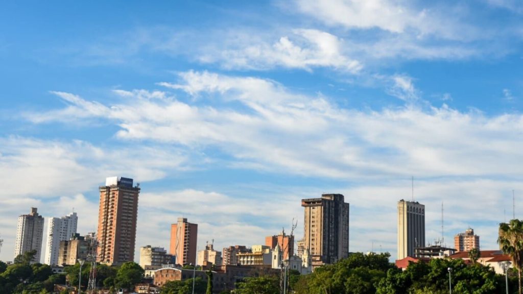 Martes caluroso con lluvias dispersas y tormentas