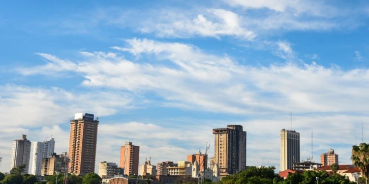 Martes caluroso con lluvias dispersas y tormentas