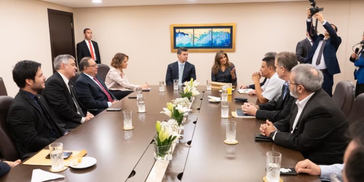 El Presidente de la República, Santiago Peña se reúne con la Asociación de Iglesias Evangélicas ( ASIEP) en la sede del CFA