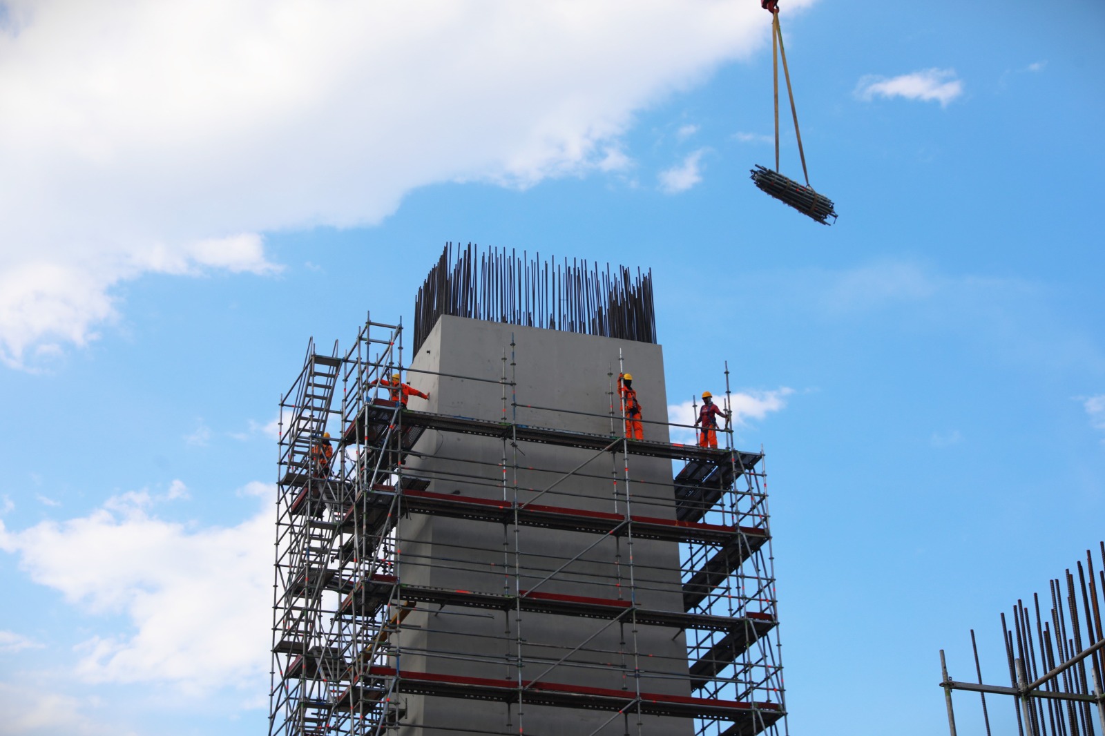 Ya fueron instaladas 40 vigas longitudinales prefabricadas del viaducto de acceso del Puente de la Bioceánica