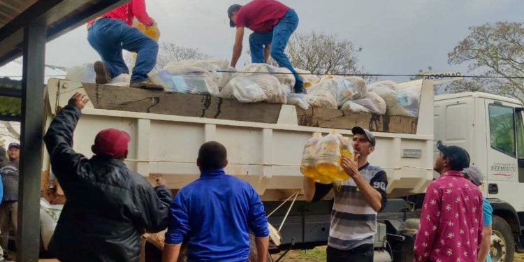 EBY asiste a familias damnificadas por inundaciones y a pescadores en Ñeembucú