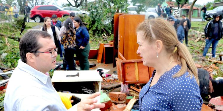 Ministra Barán visita comunidad afectada por temporal en San Estanislao