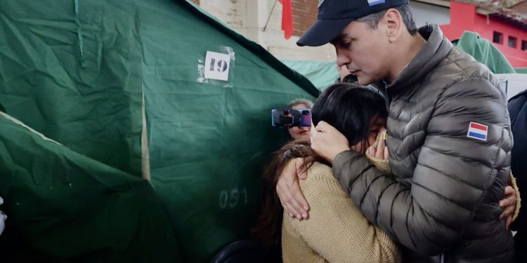 Presidente Peña visitó a las familias afectadas por las inundaciones en Ayolas