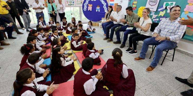 Presidente Peña compartió una jornada de lectura con niños de Fuerte Olimpo Presidente Peña compartió una jornada de lectura con niños de Fuerte Olimpo